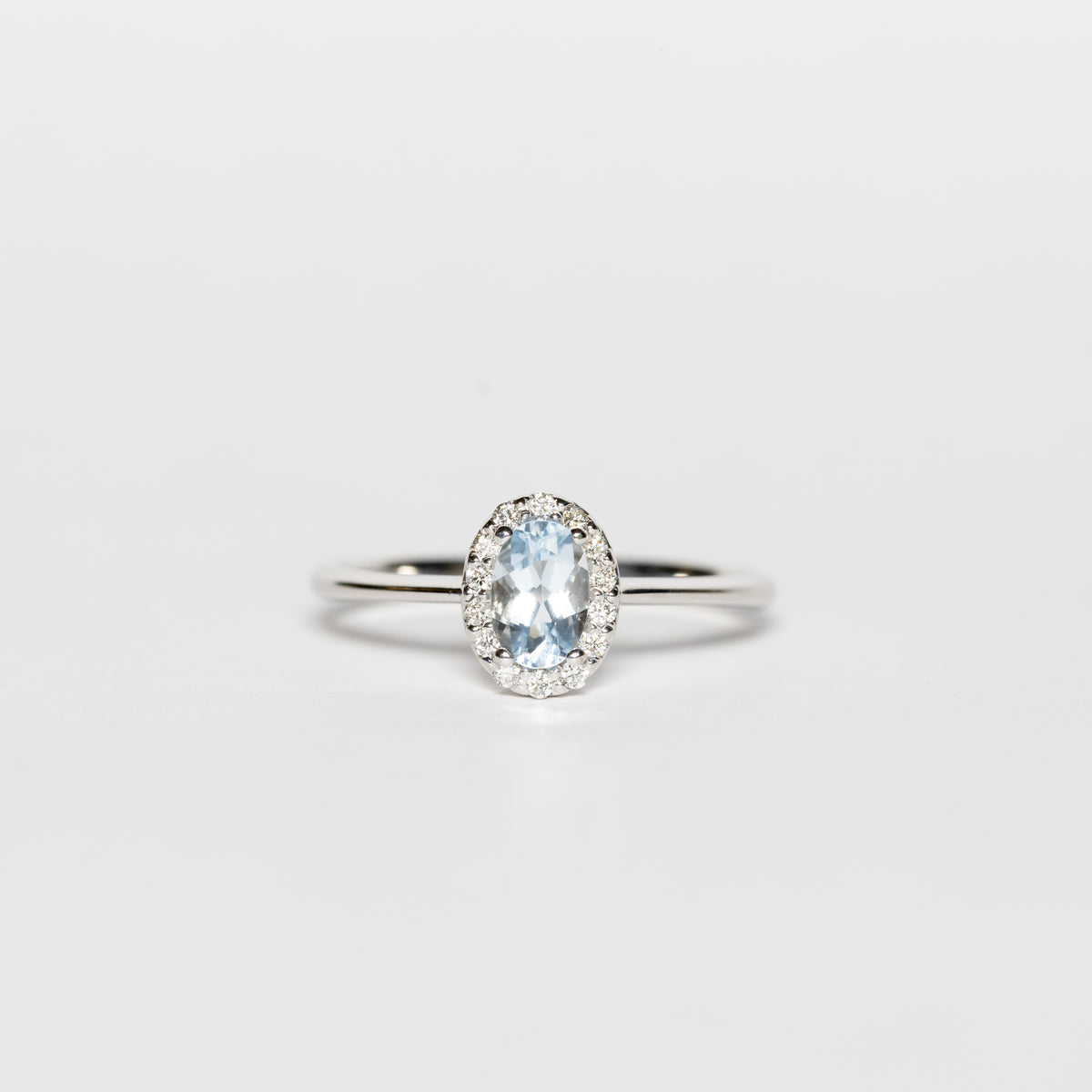 Anello in Oro Bianco 18 k Con Acquamarina Ovale e Giro Di Diamanti