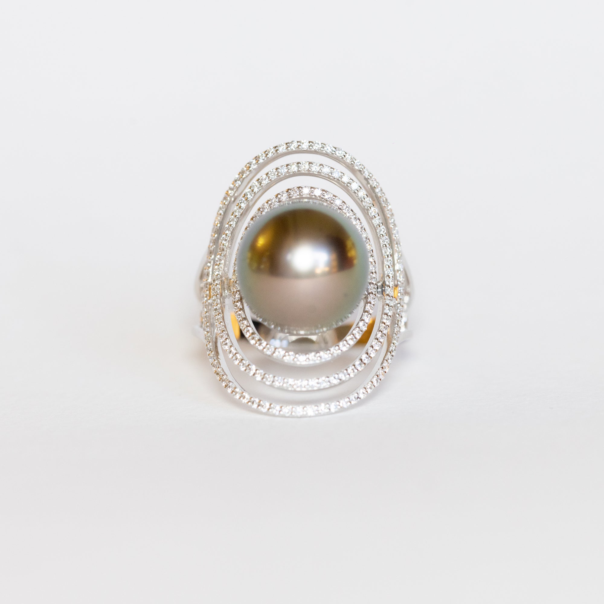 Anello in oro bianco 18 kt con perla tahiti e contorno di diamanti