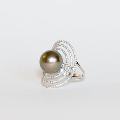 Anello in oro bianco 18 kt con perla tahiti e contorno di diamanti