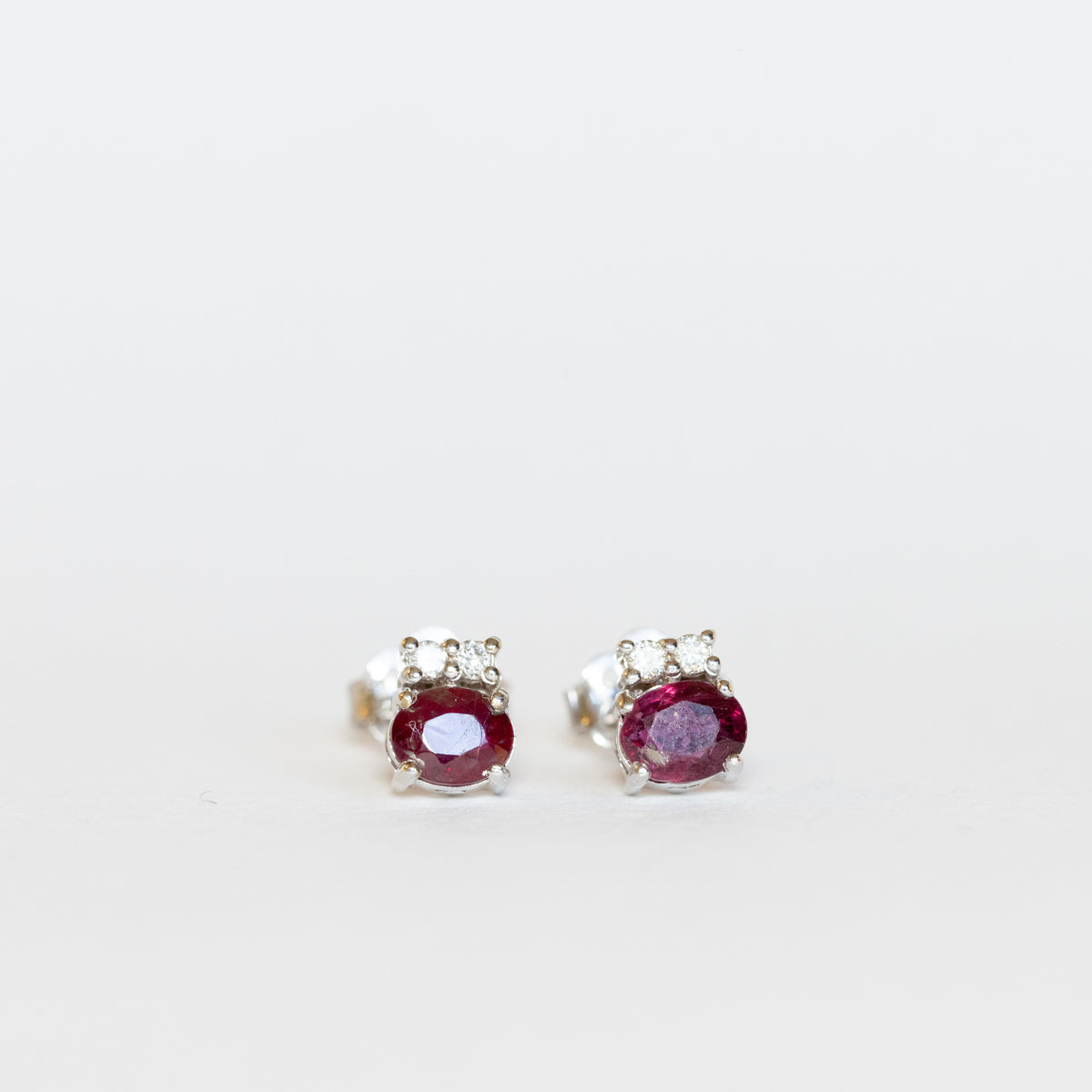 Orecchini in oro bianco 18 kt con rubini e diamanti
