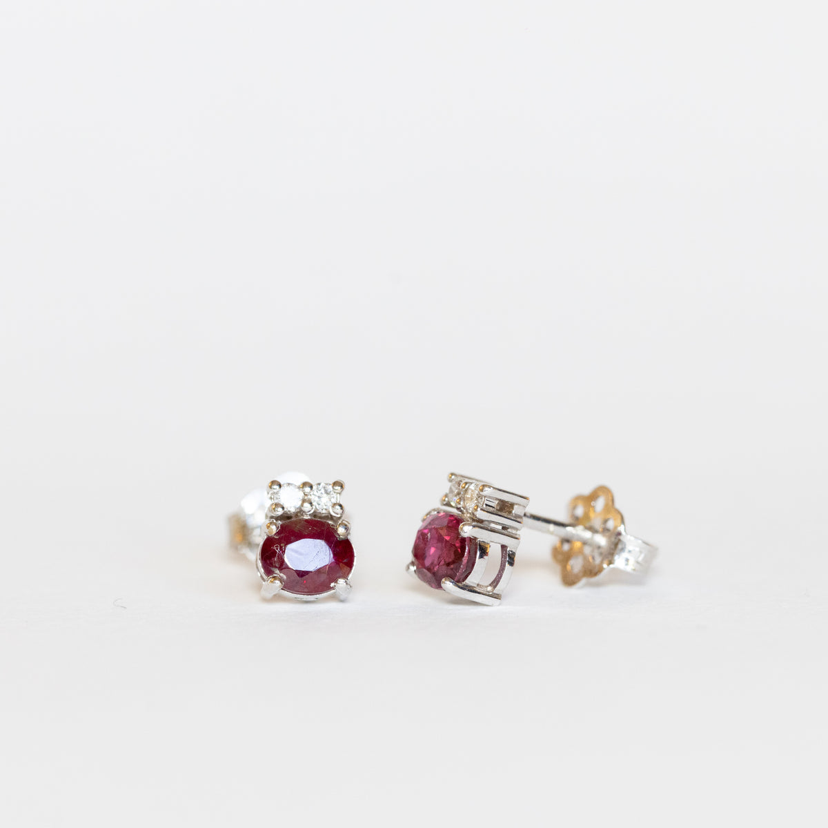 Orecchini in oro bianco 18 kt con rubini e diamanti