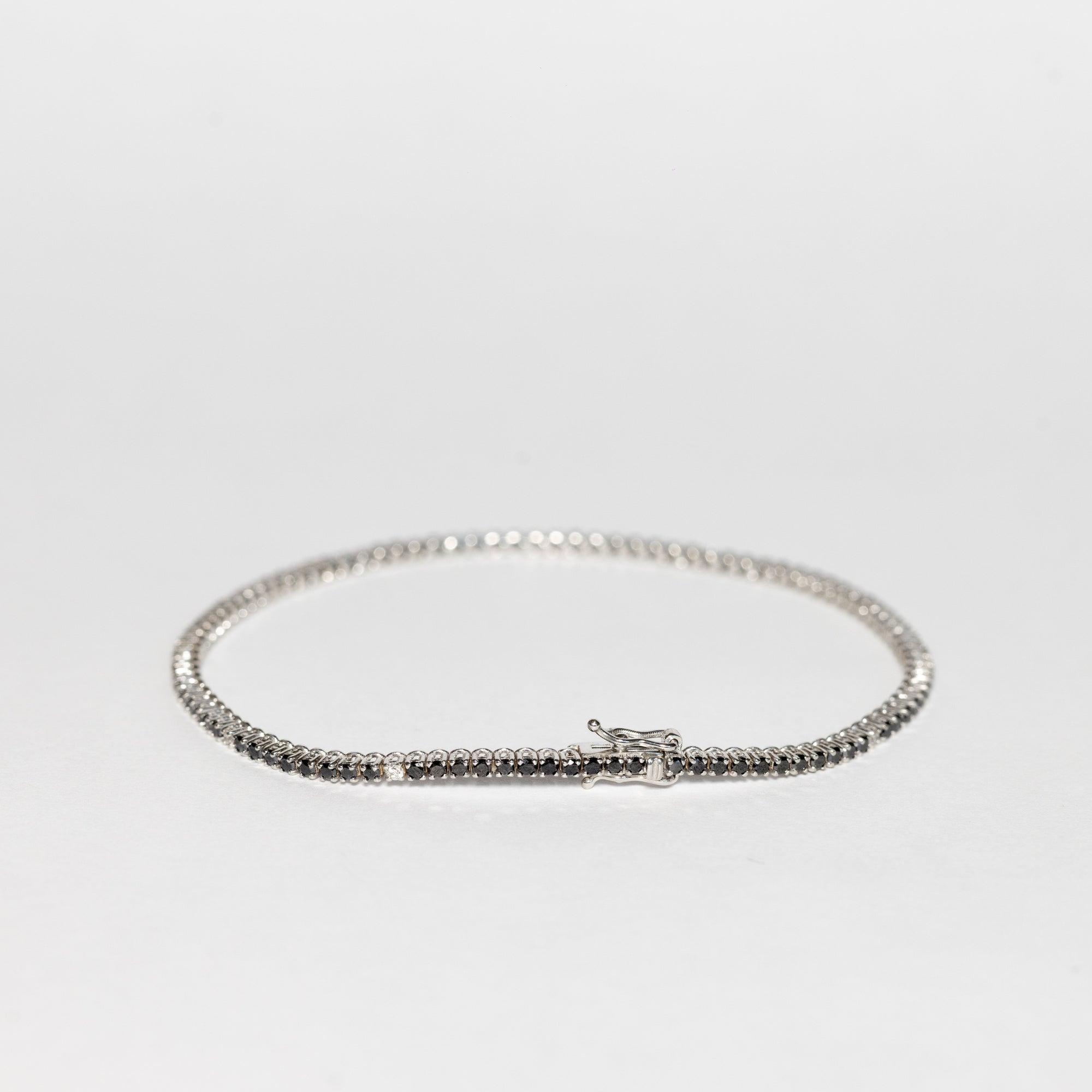 Bracciale Tennis in oro Bianco 18 kt con diamanti Neri e Diamanti