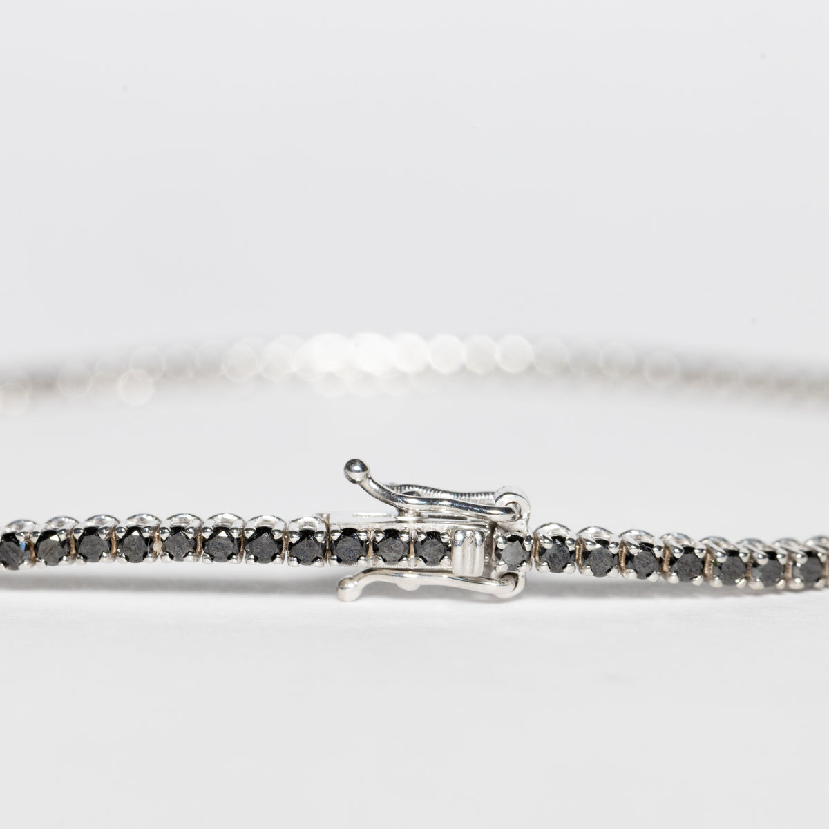 Bracciale Tennis in oro Bianco 18 kt con diamanti Neri e Diamanti