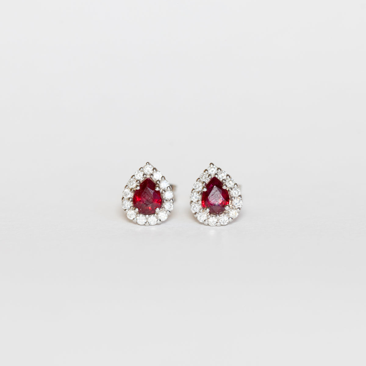 Orecchini in oro bianco 18 kt con rubini a forma di goccia e giro di diamanti