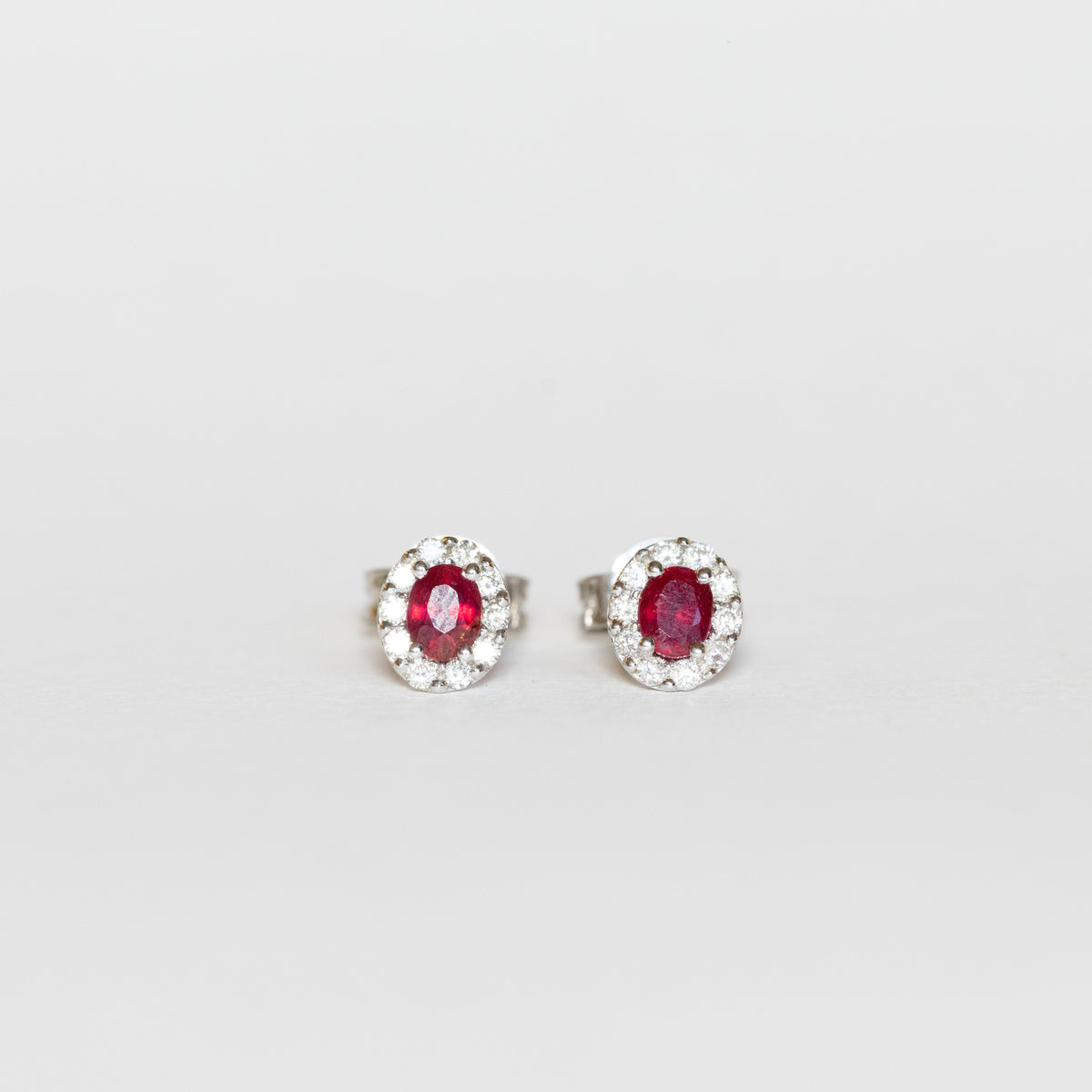 Orecchini in oro bianco 18 kt con rubini e giro di diamanti