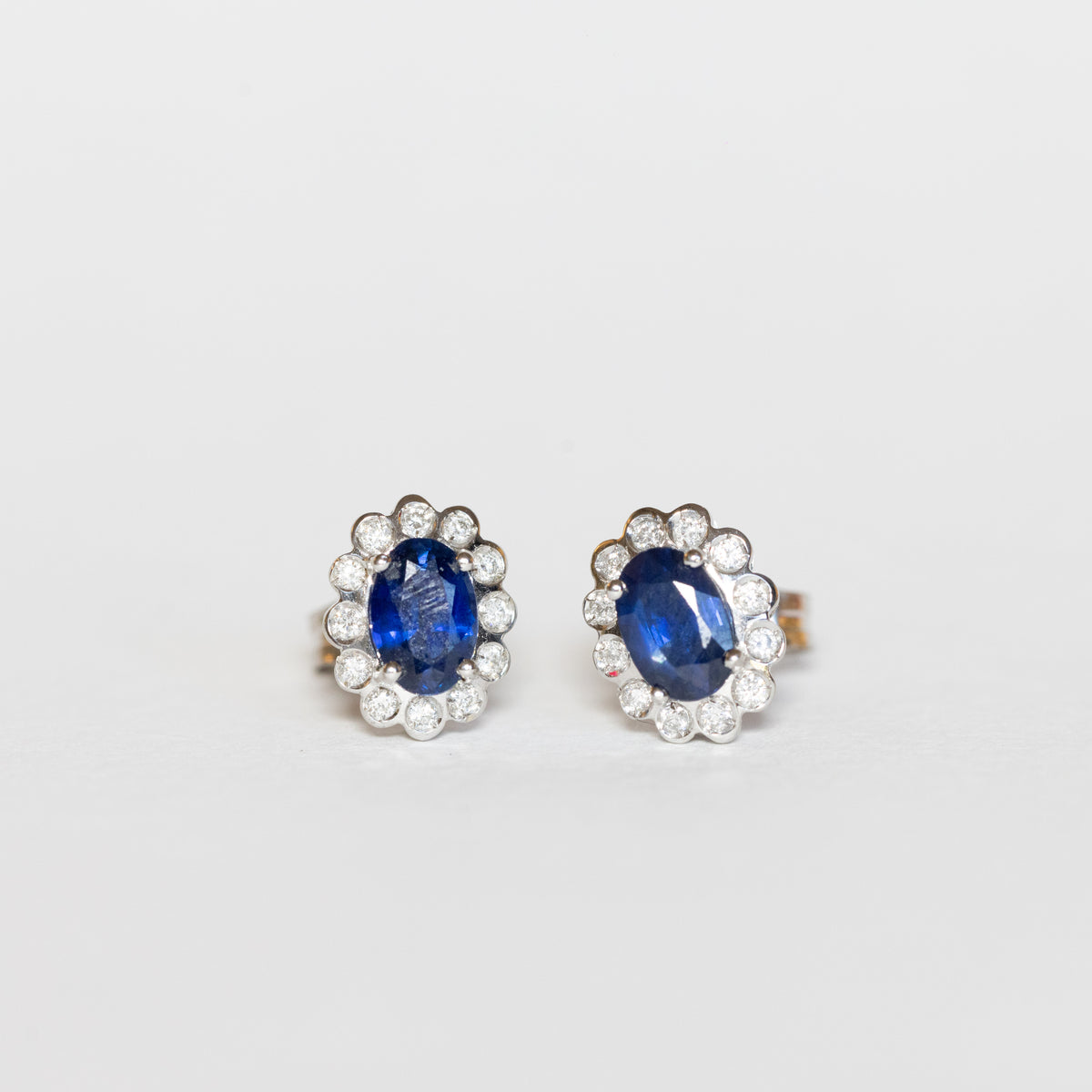 Orecchini fiori in oro bianco 18 kt con zaffiri e diamanti