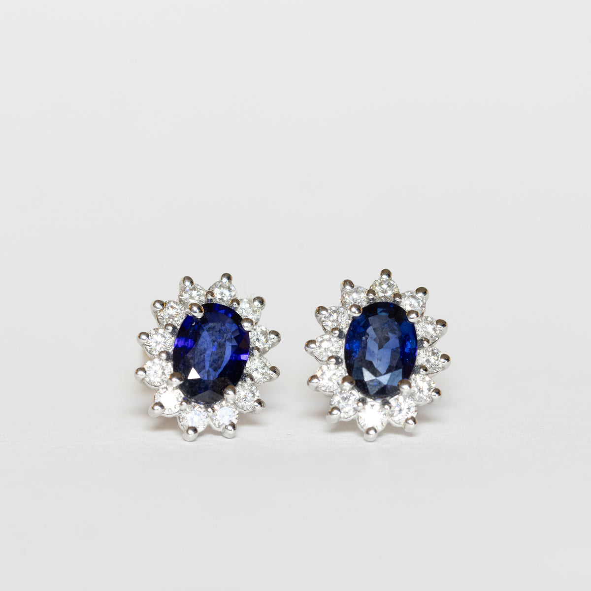 18kt white gold earrings with sapphires and diamonds