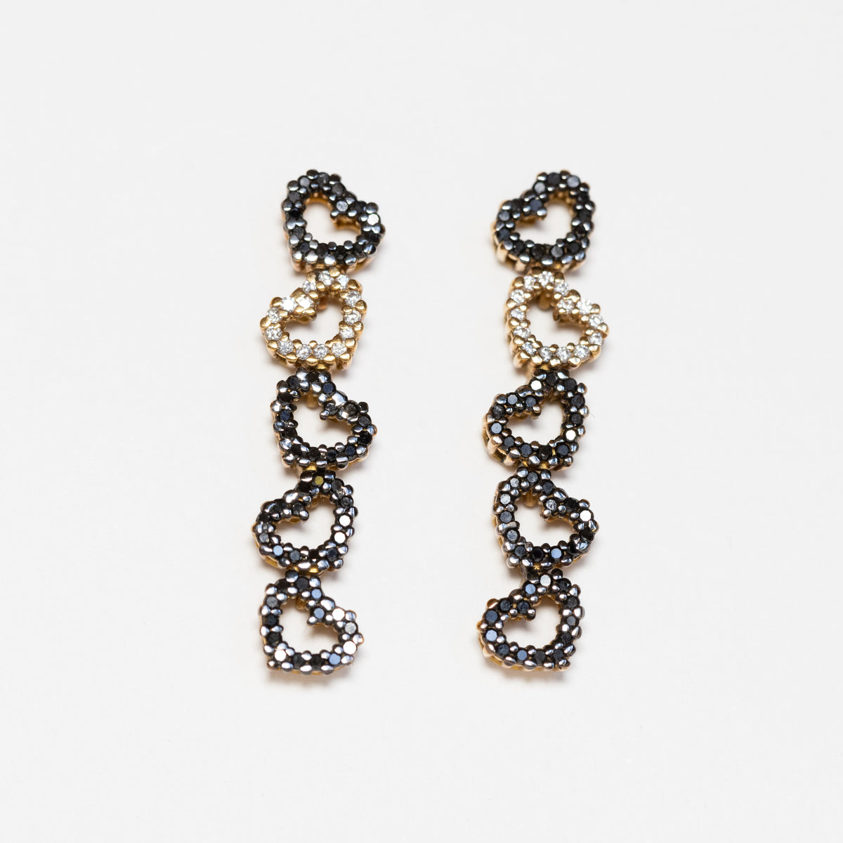 Orecchini mille cuori in oro giallo 18 kt con diamanti bianchi e neri