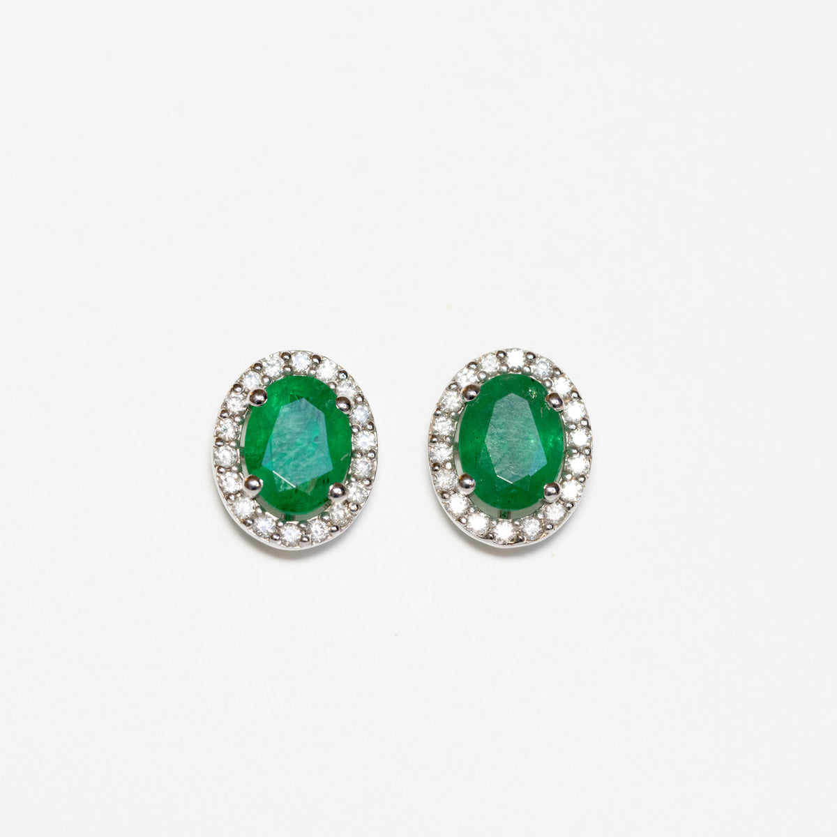 Orecchini in oro bianco 18 kt con smeraldi e giro di diamanti