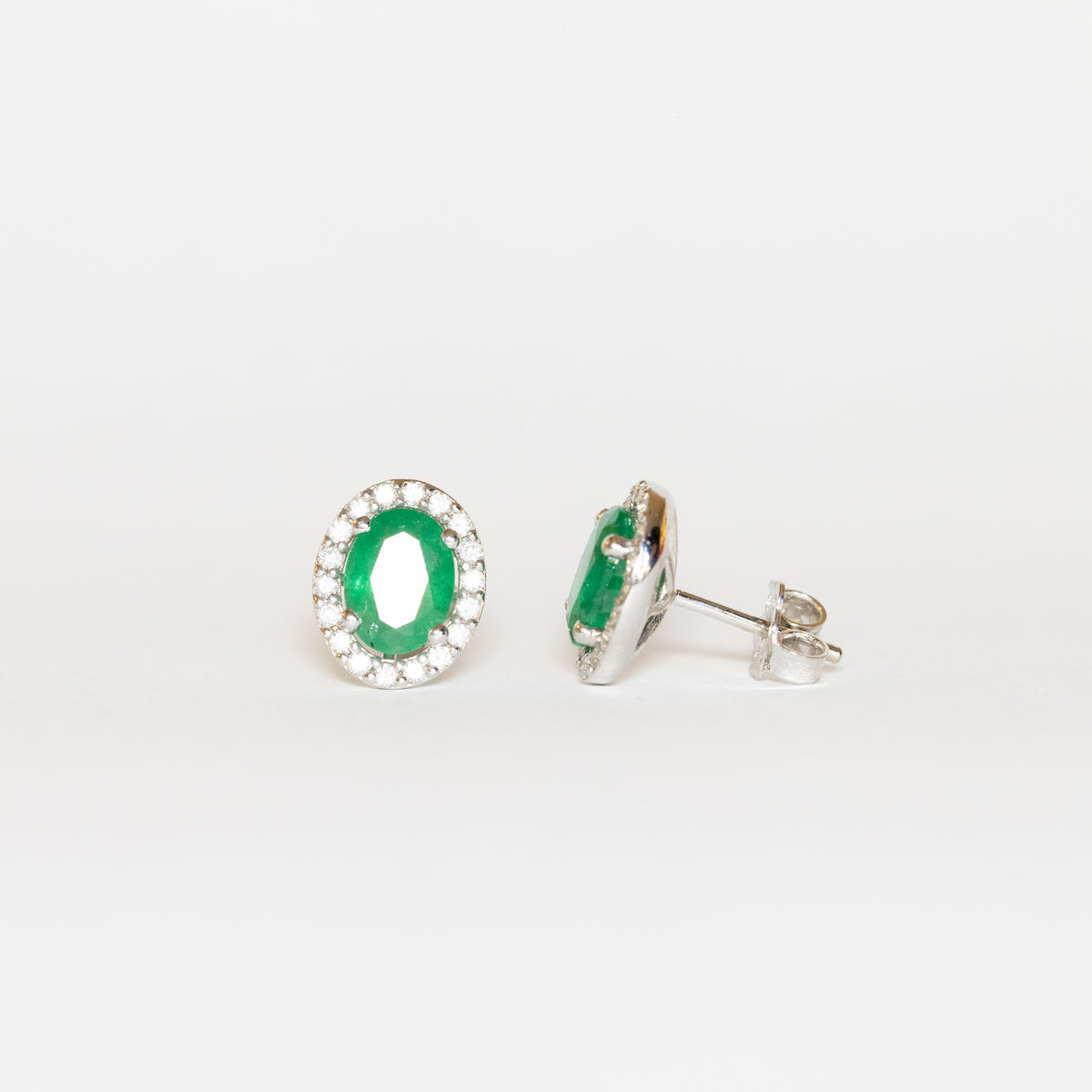 Orecchini in oro bianco 18 kt con smeraldi e giro di diamanti