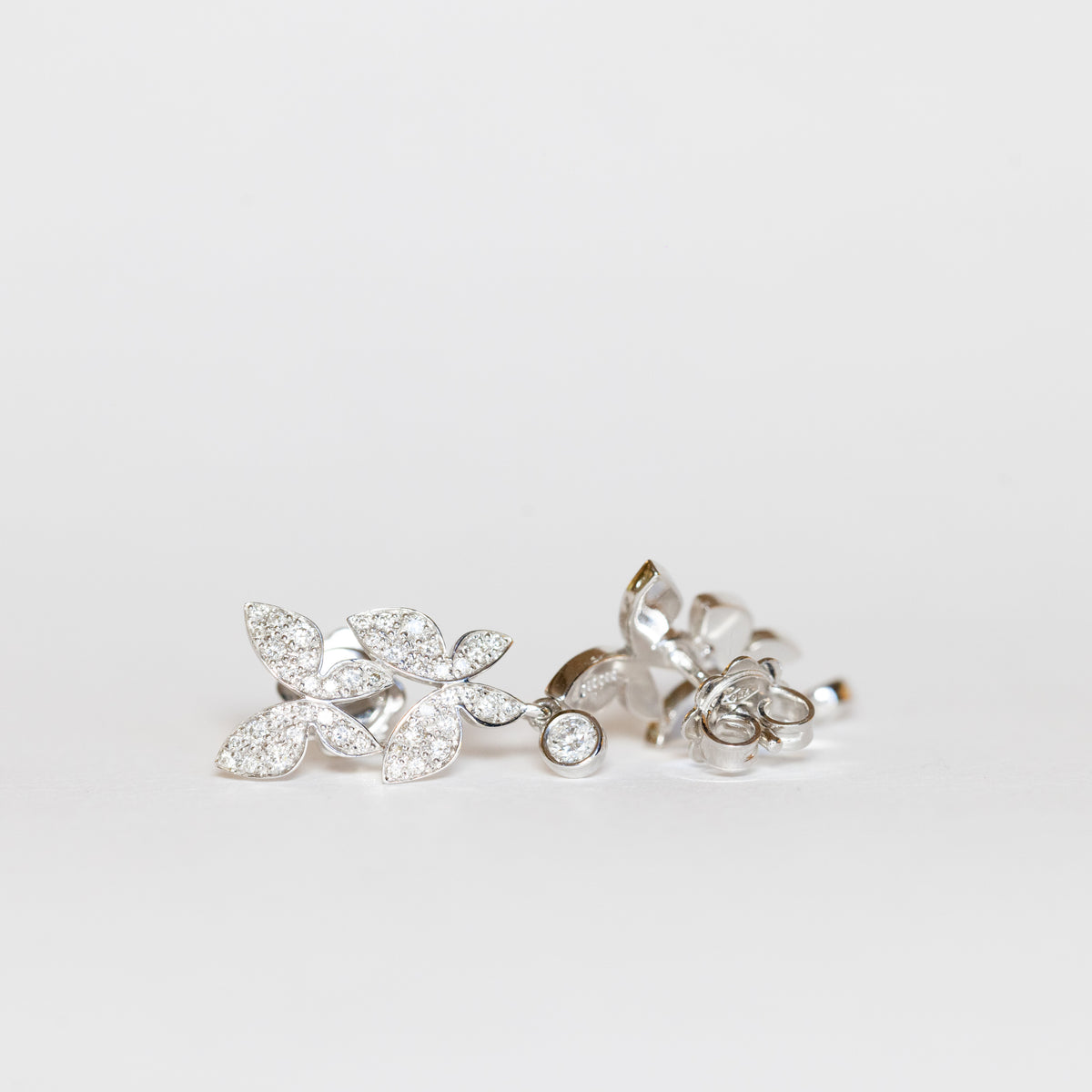 Orecchini farfalle in volo in oro bianco 18 kt e diamanti