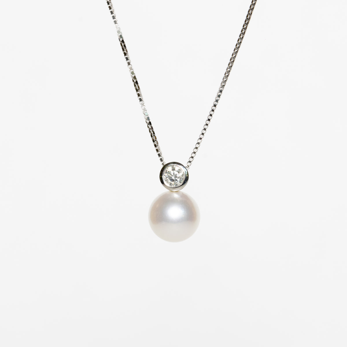 Pearl Light Necklace in 18kt White Gold Akoya Pearl and Diamond