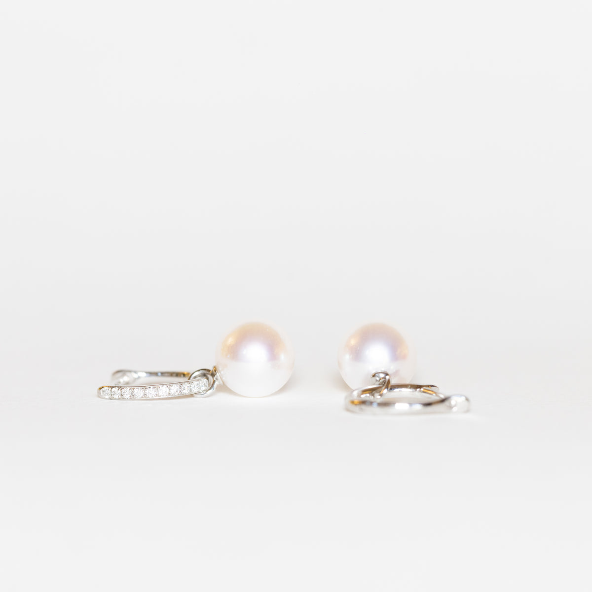 Orecchini pendenti in oro bianco 18 kt con perla akoya e diamanti