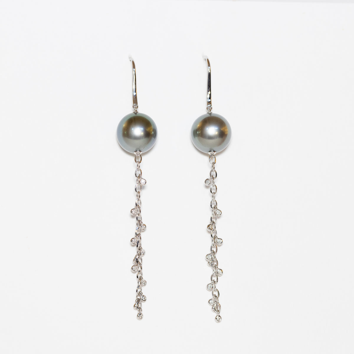 18kt white gold earrings with Tahitian pearl and pendant diamonds