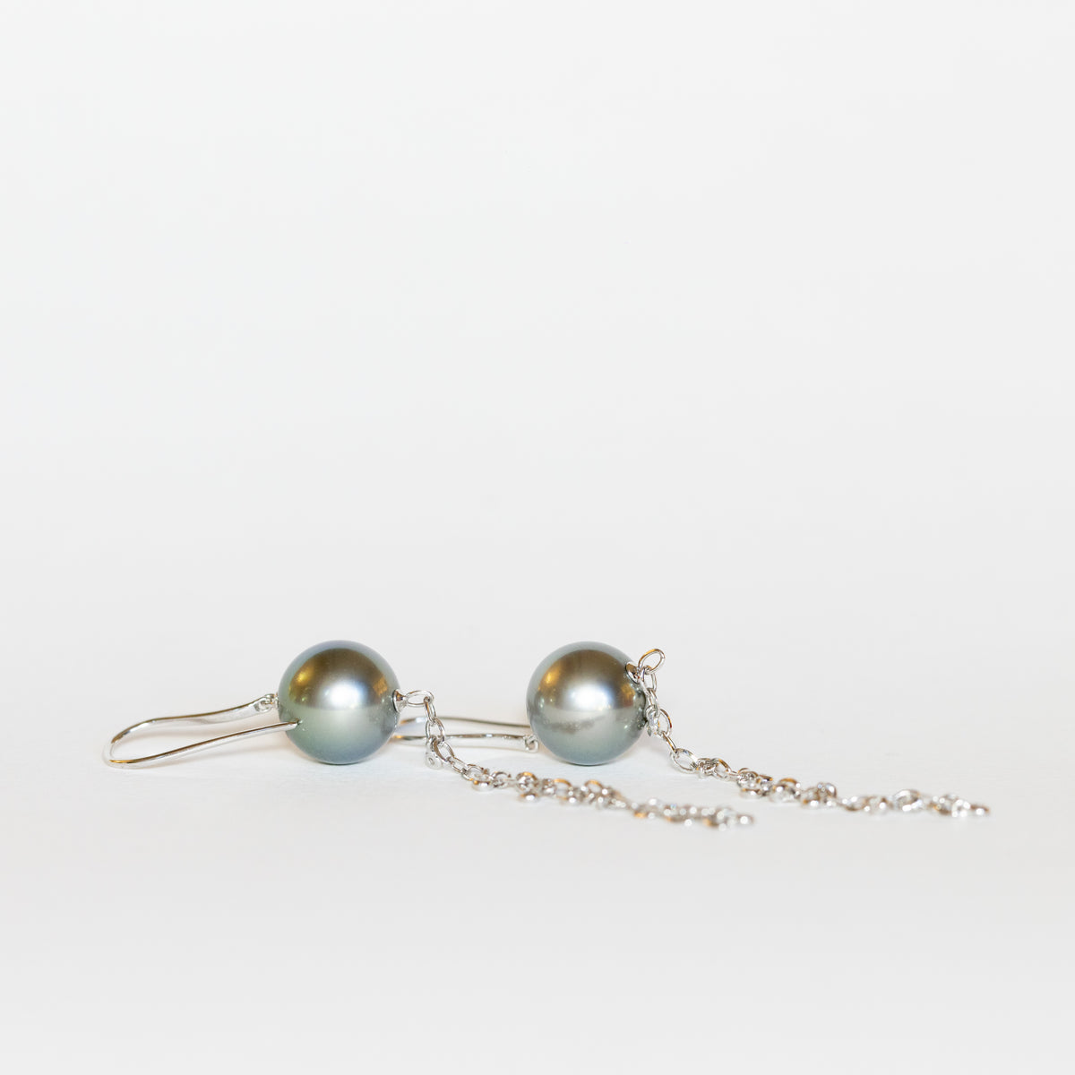 18kt white gold earrings with Tahitian pearl and pendant diamonds