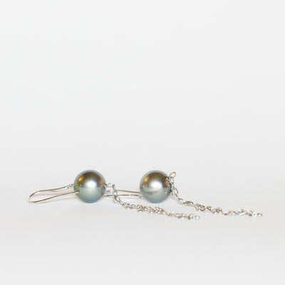 Orecchini in oro bianco 18 kt con perla tahiti e diamanti pendenti