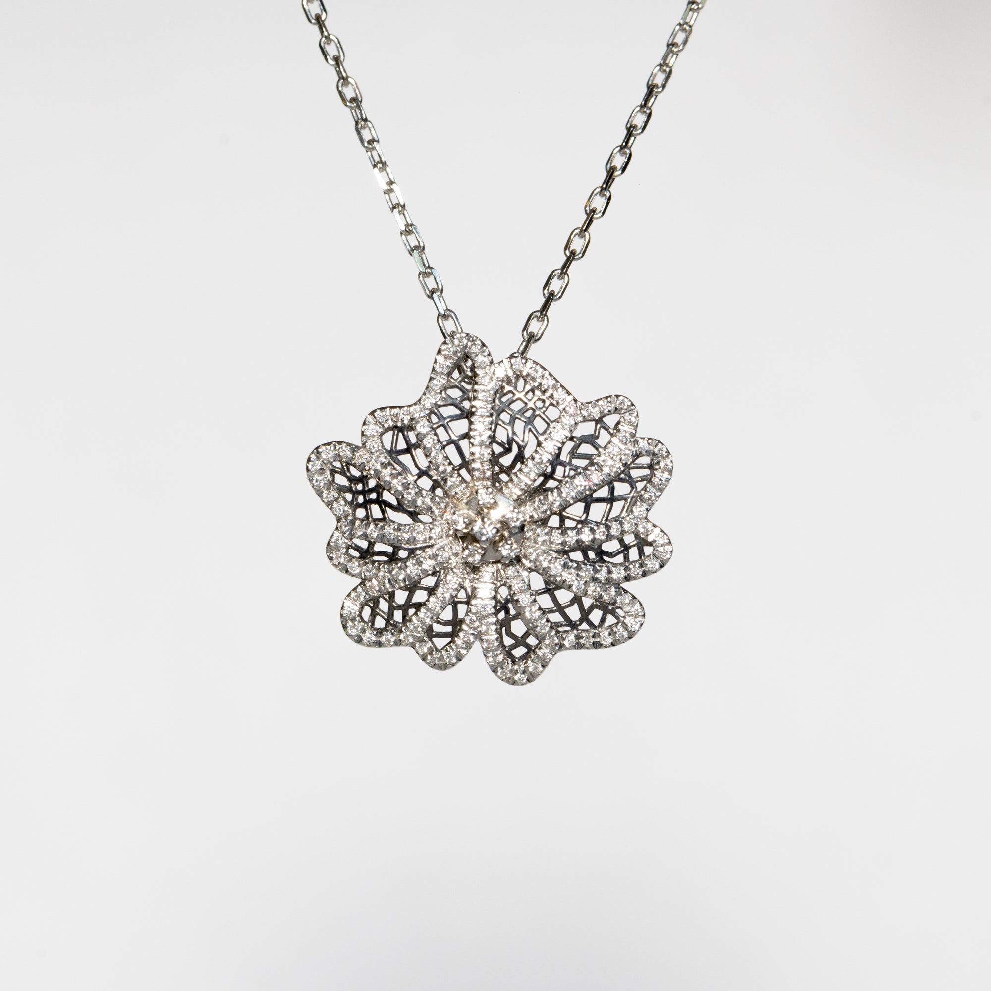 Collana in oro bianco 18 kt con ciondolo a forma di fiore e petali di diamanti