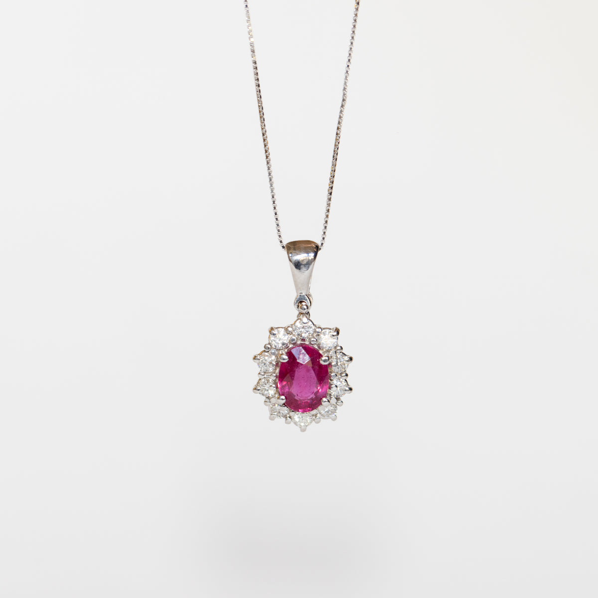 Collana in Oro Bianco 18 kt con Rubino centrale e contorno di Diamanti
