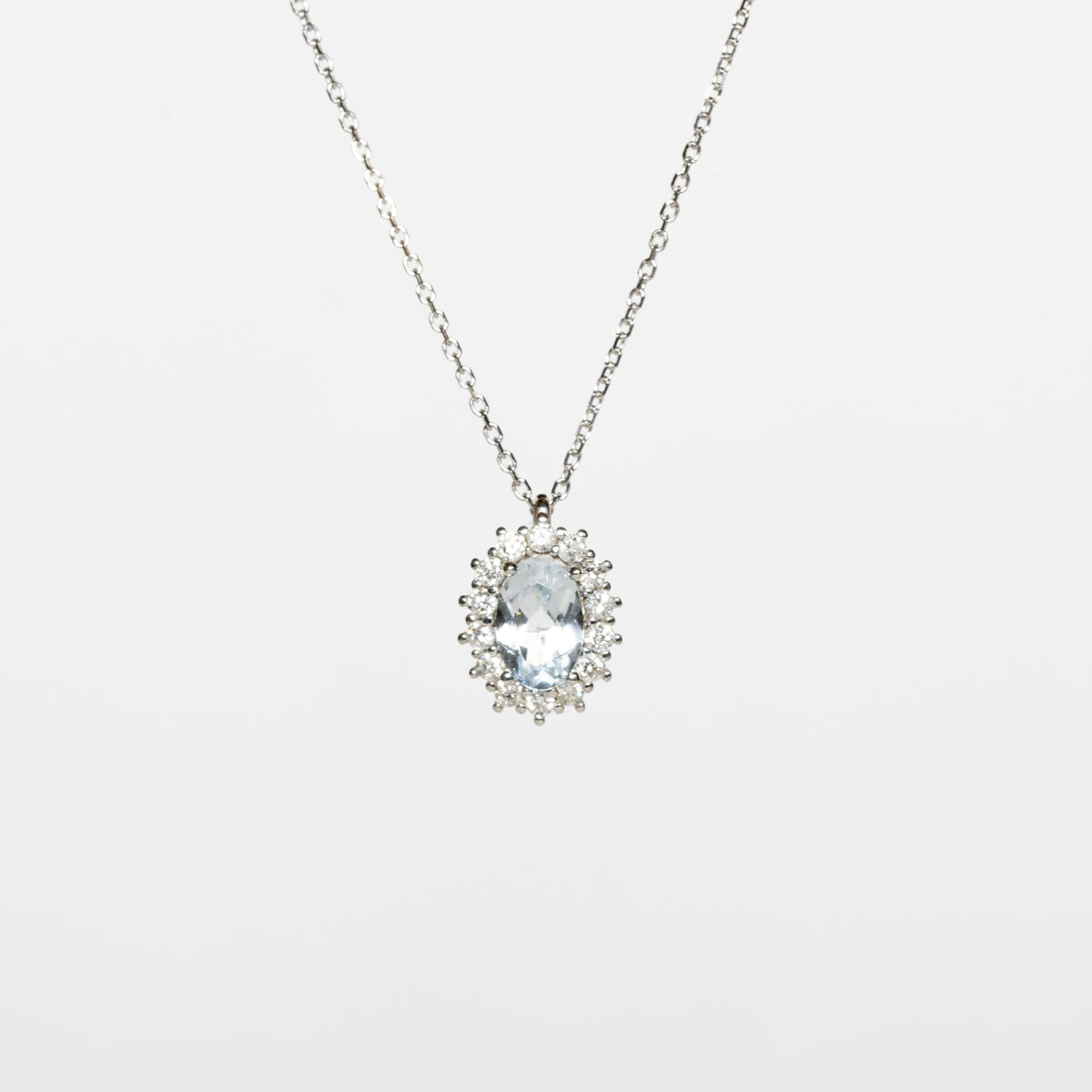 Collana con Acqua Marina centrale in Oro bianco 18 kt e contornato in Diamanti