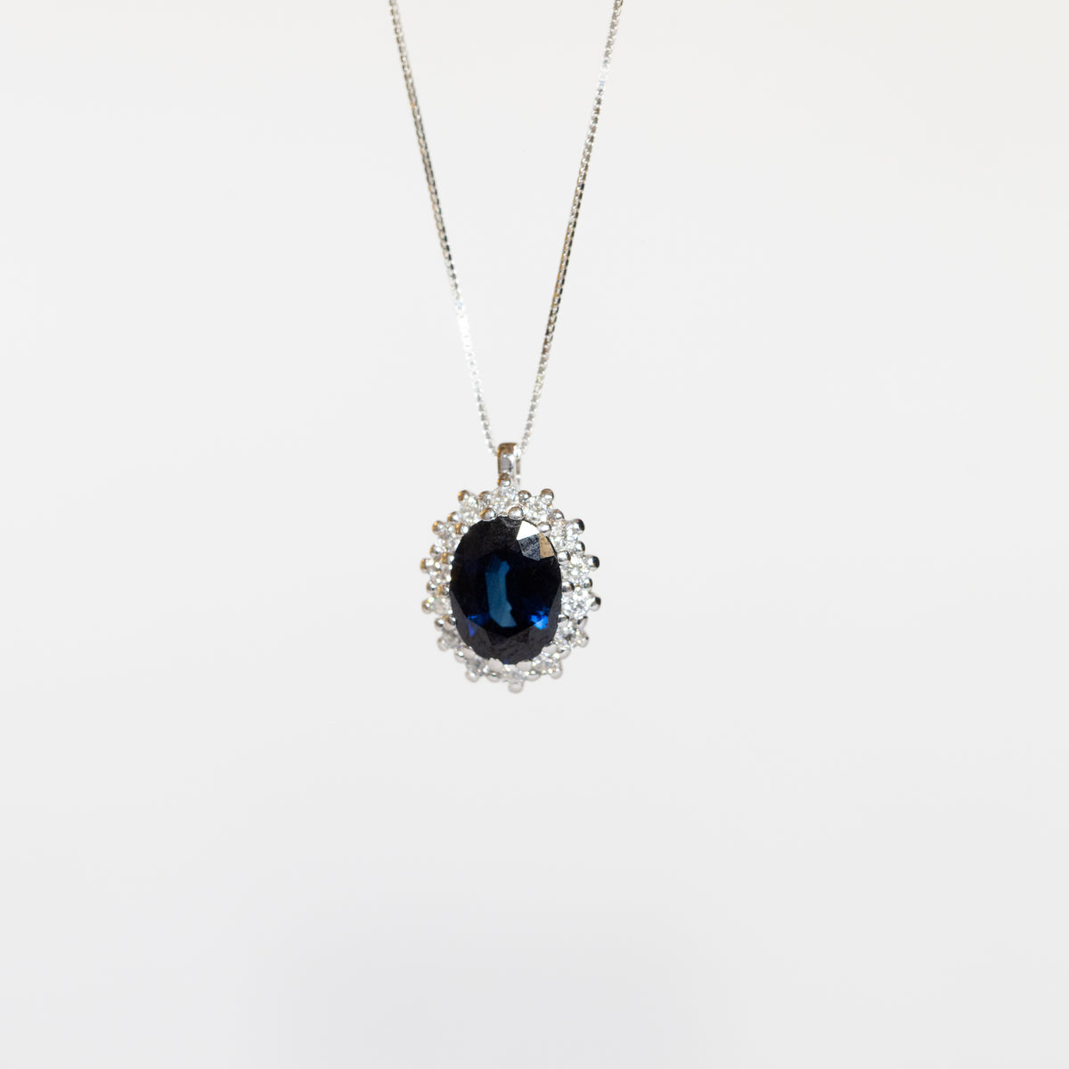 18kt white gold necklace with sapphire and diamond ring