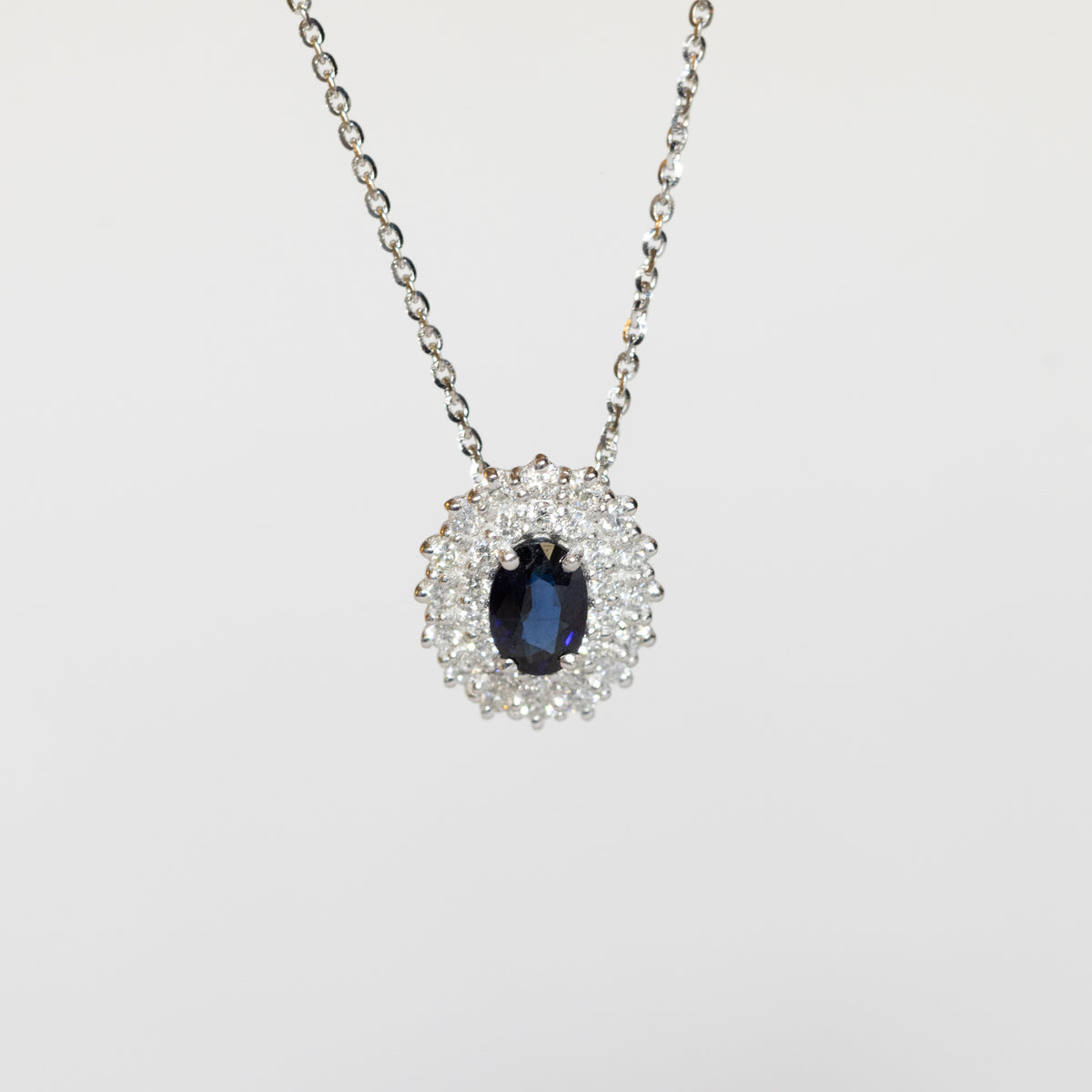 18kt white gold necklace with sapphire and double row of diamonds