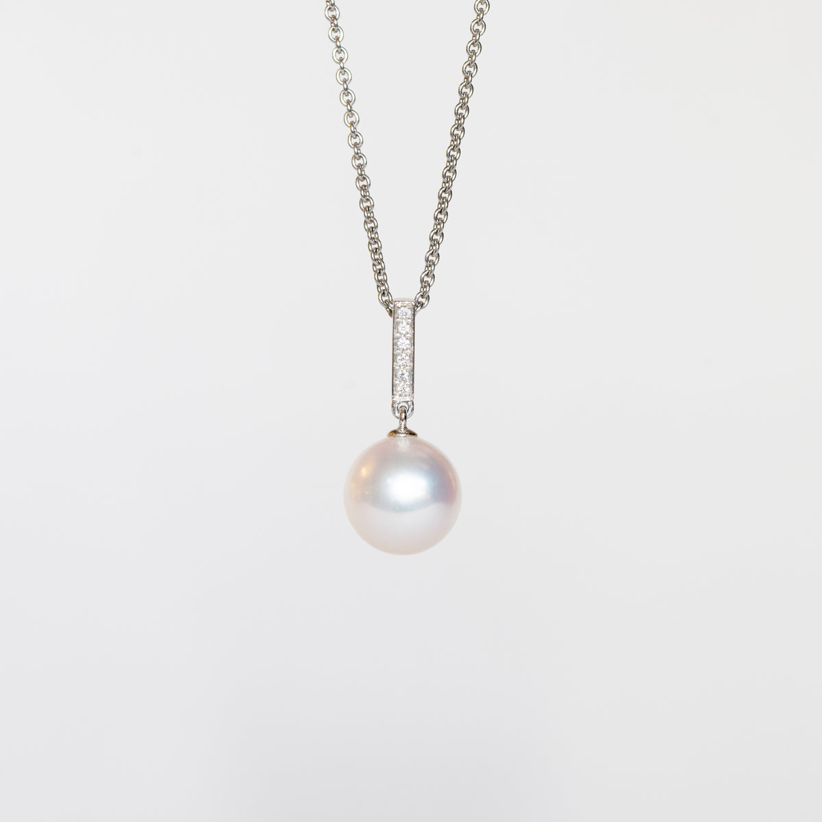 18kt white gold necklace with akoya pearl and diamonds