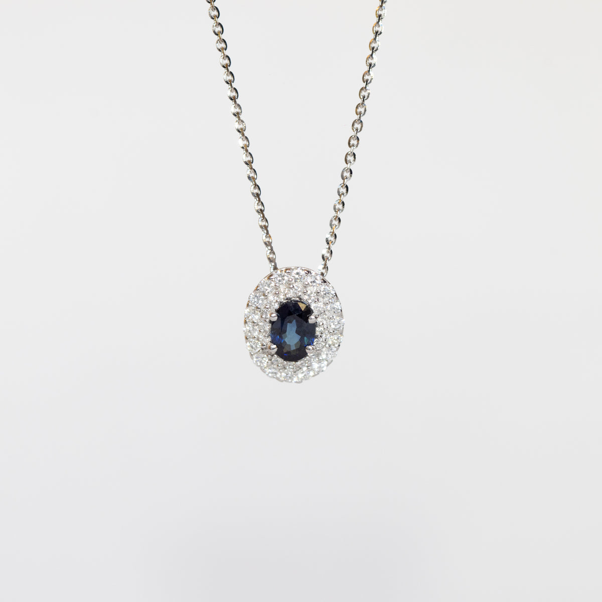 18kt white gold necklace with sapphire and double row of diamonds
