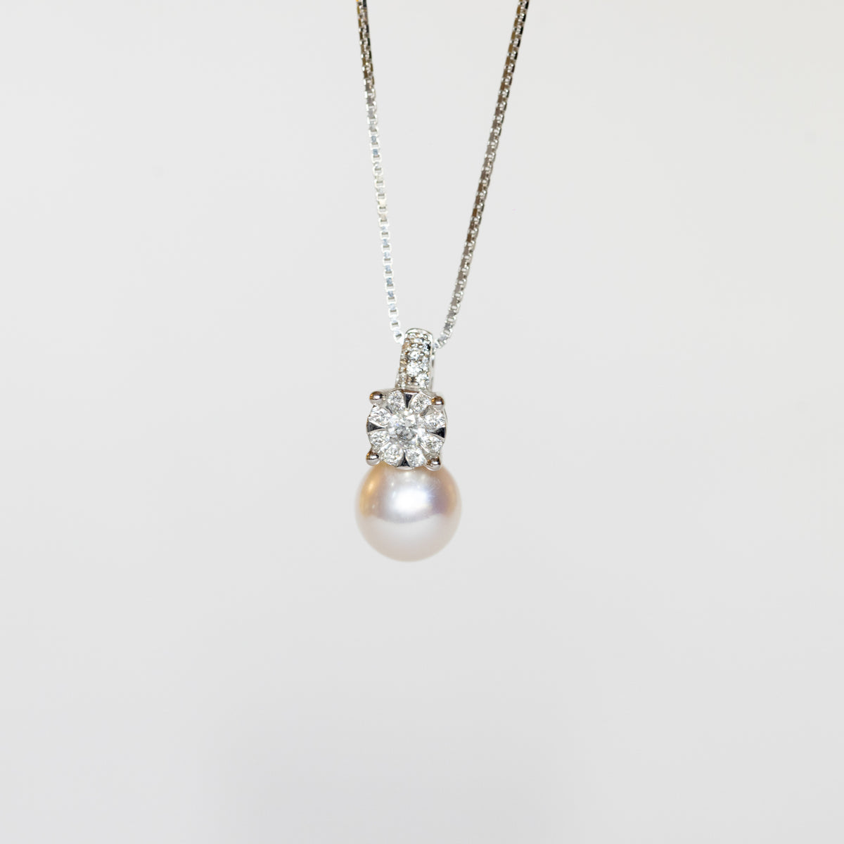 18kt White Gold Necklace with Central Pavè and Akoya Pearl