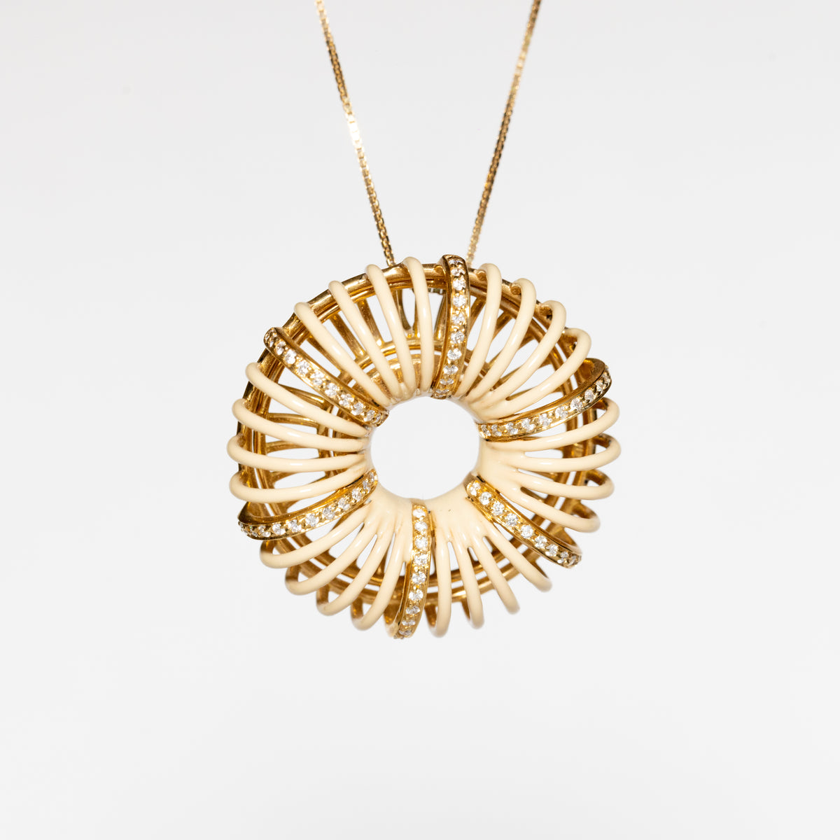 18kt Yellow Gold and Ceramic Circle Shape Pendant Necklace with Diamond Outline