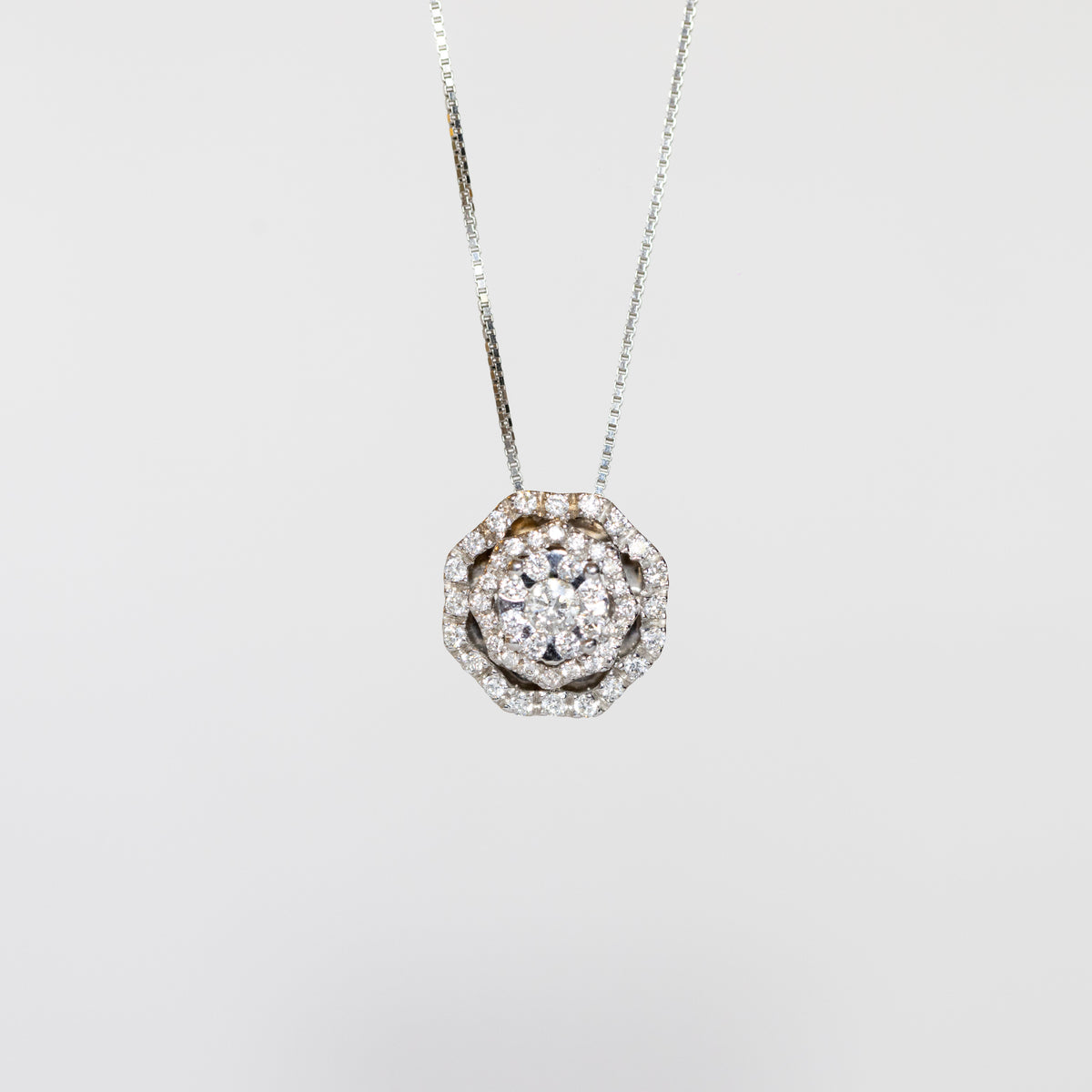 18kt white gold necklace with diamond pavé flower