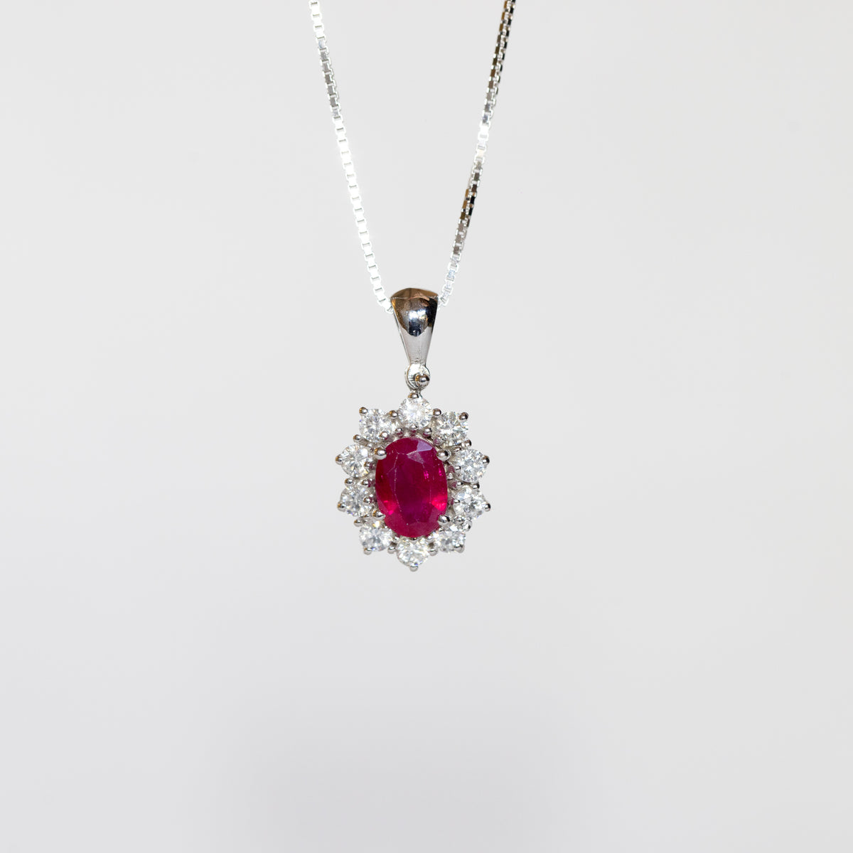 18kt white gold necklace with oval ruby ​​and diamond ring