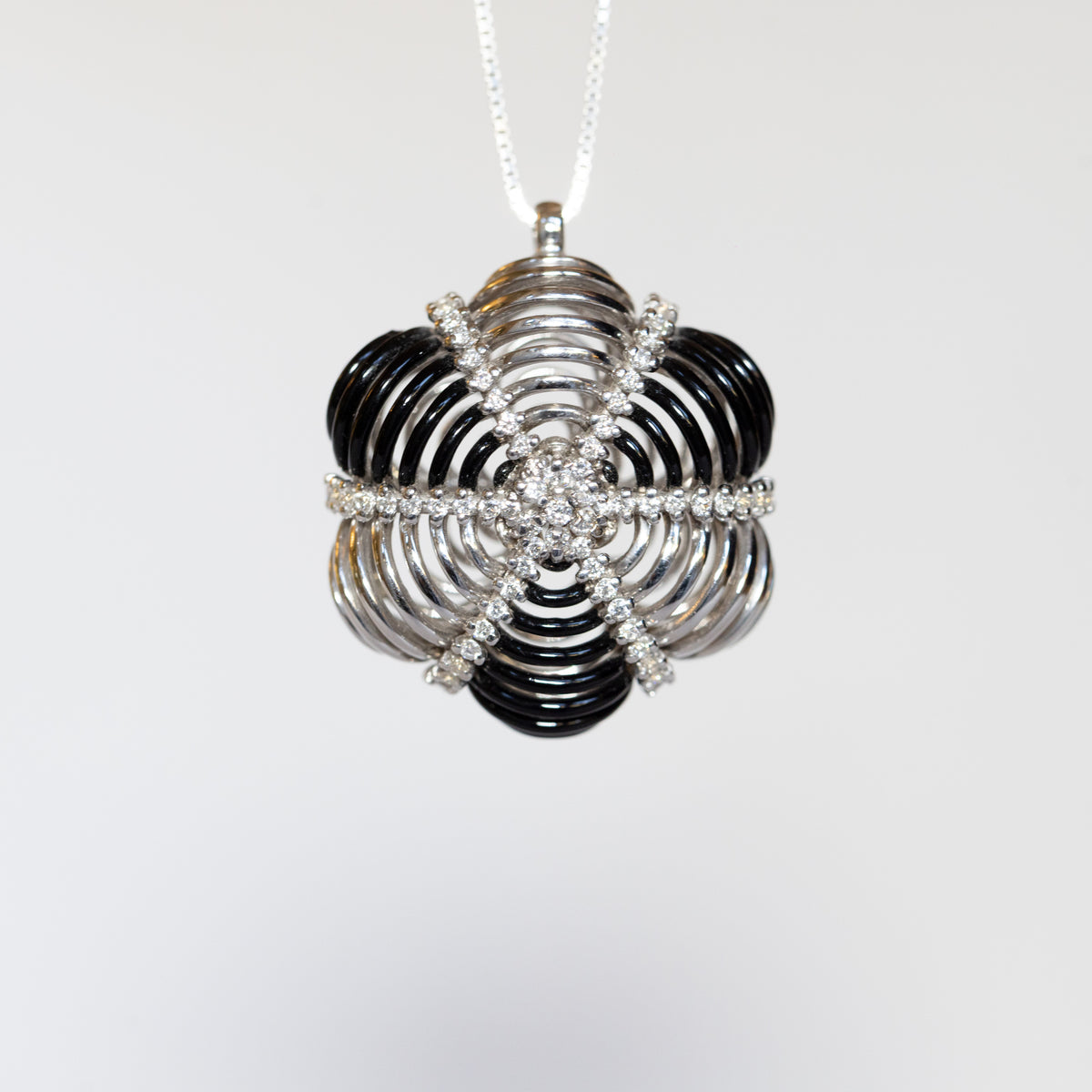 Magic Star Necklace in 18kt White Gold and Diamonds