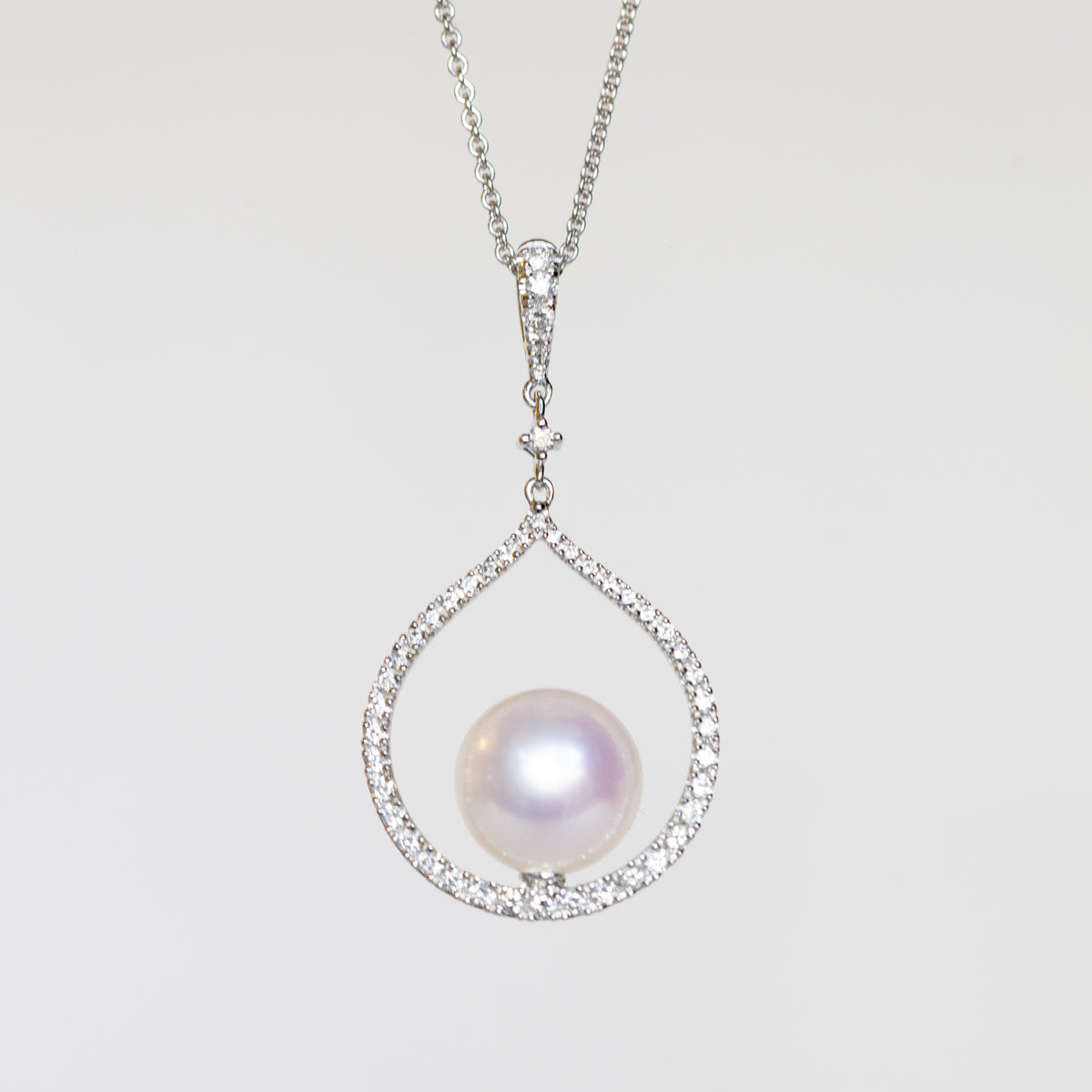 18kt White Gold Necklace with Fresh Water Pearl and Diamonds