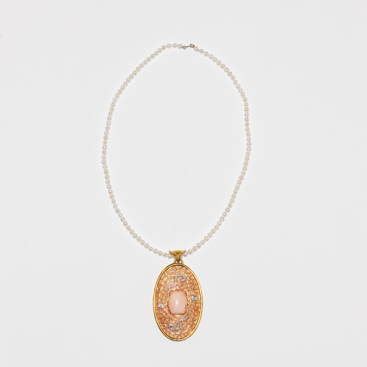 Freshwater pearl necklace with 18kt yellow gold pendant with pink coral and diamonds