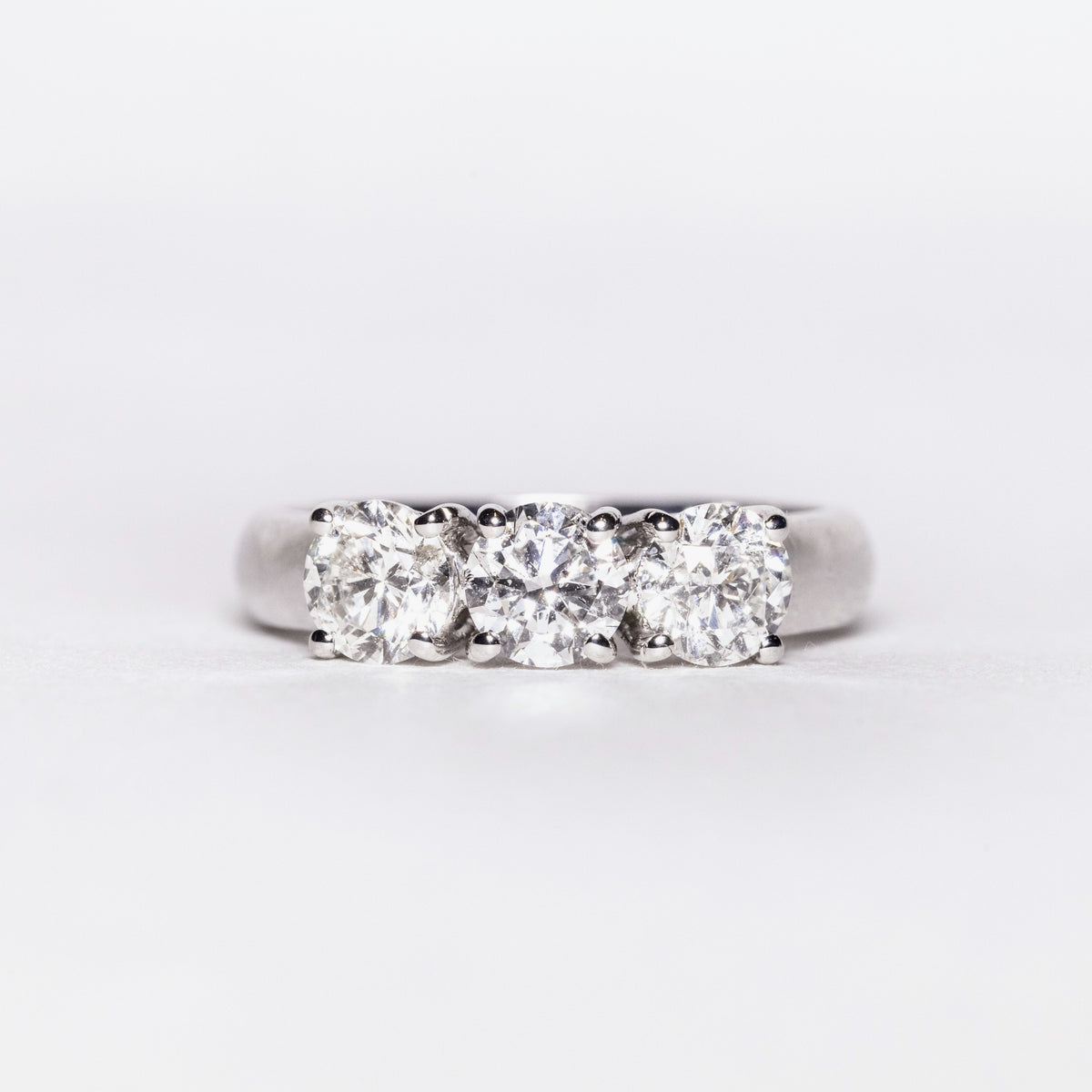 Trilogy ring in 18kt white gold and brilliant cut diamonds