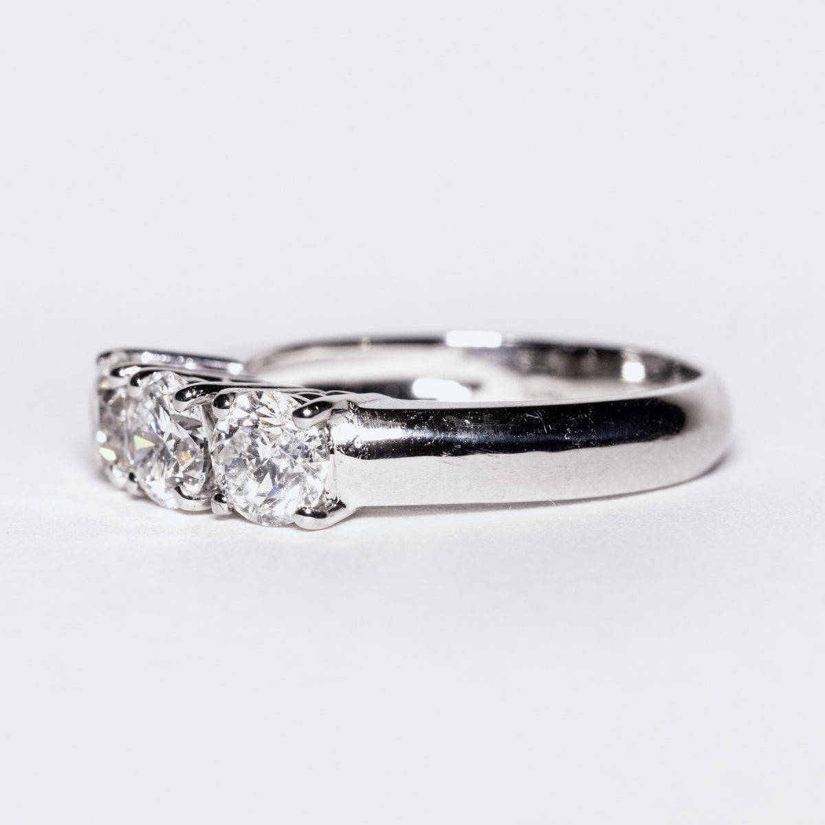 Trilogy ring in 18kt white gold and brilliant cut diamonds