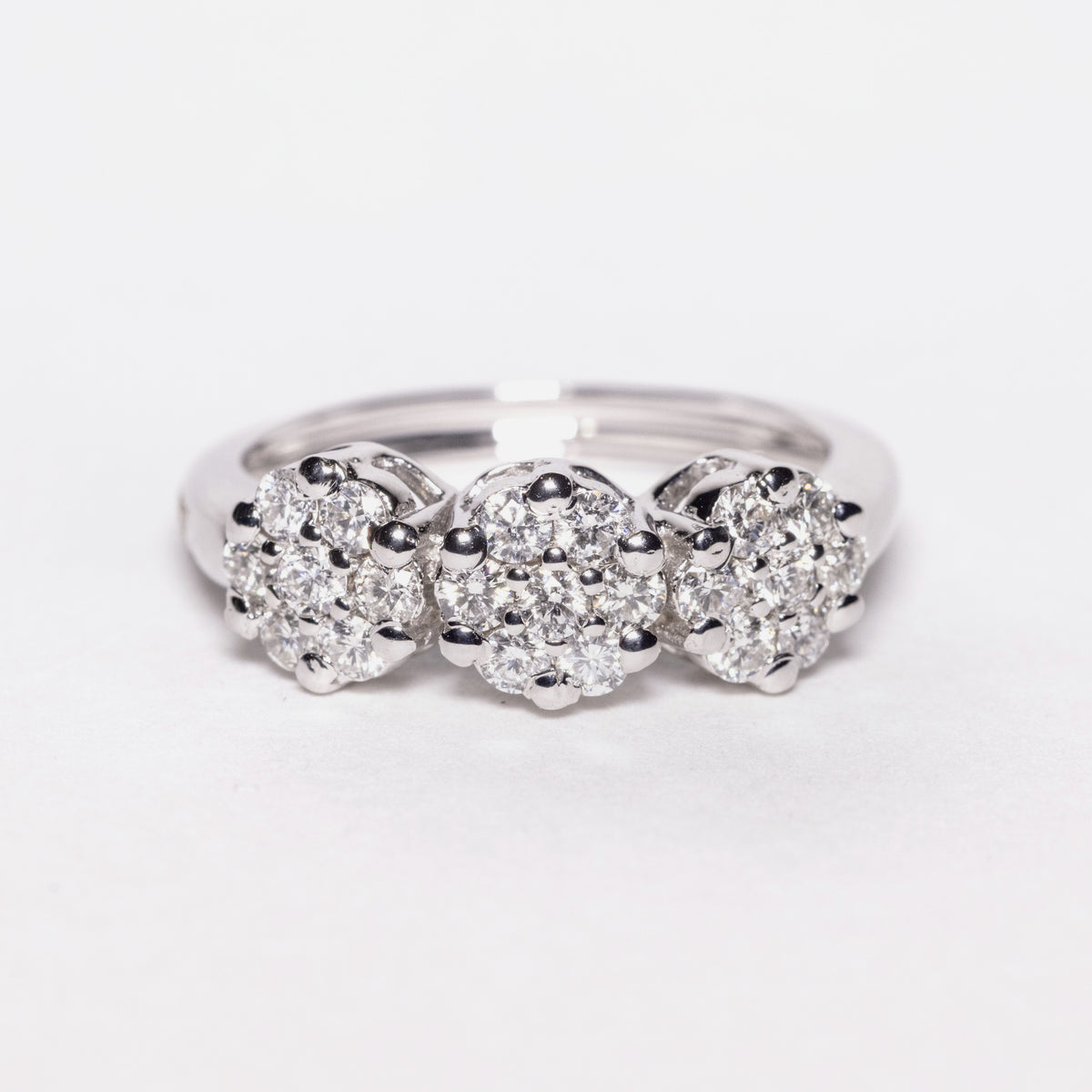 Anello Trilogy in oro bianco 18kt in pavè di diamanti