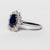 Anello in oro bianco 18 kt con Zaffiro da 2,26 kt e contorno in diamanti