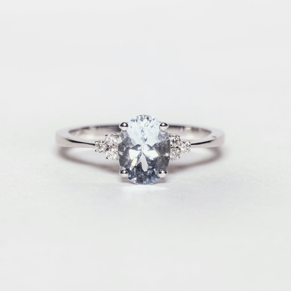 18kt white gold ring with aquamarine and side diamonds 