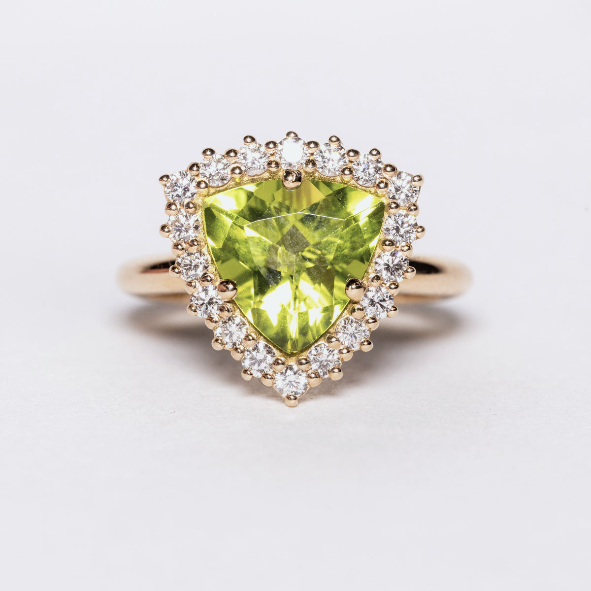 Anello in oro giallo 18 kt con Peridoto contornato di diamanti