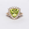 Anello in oro giallo 18 kt con Peridoto contornato di diamanti