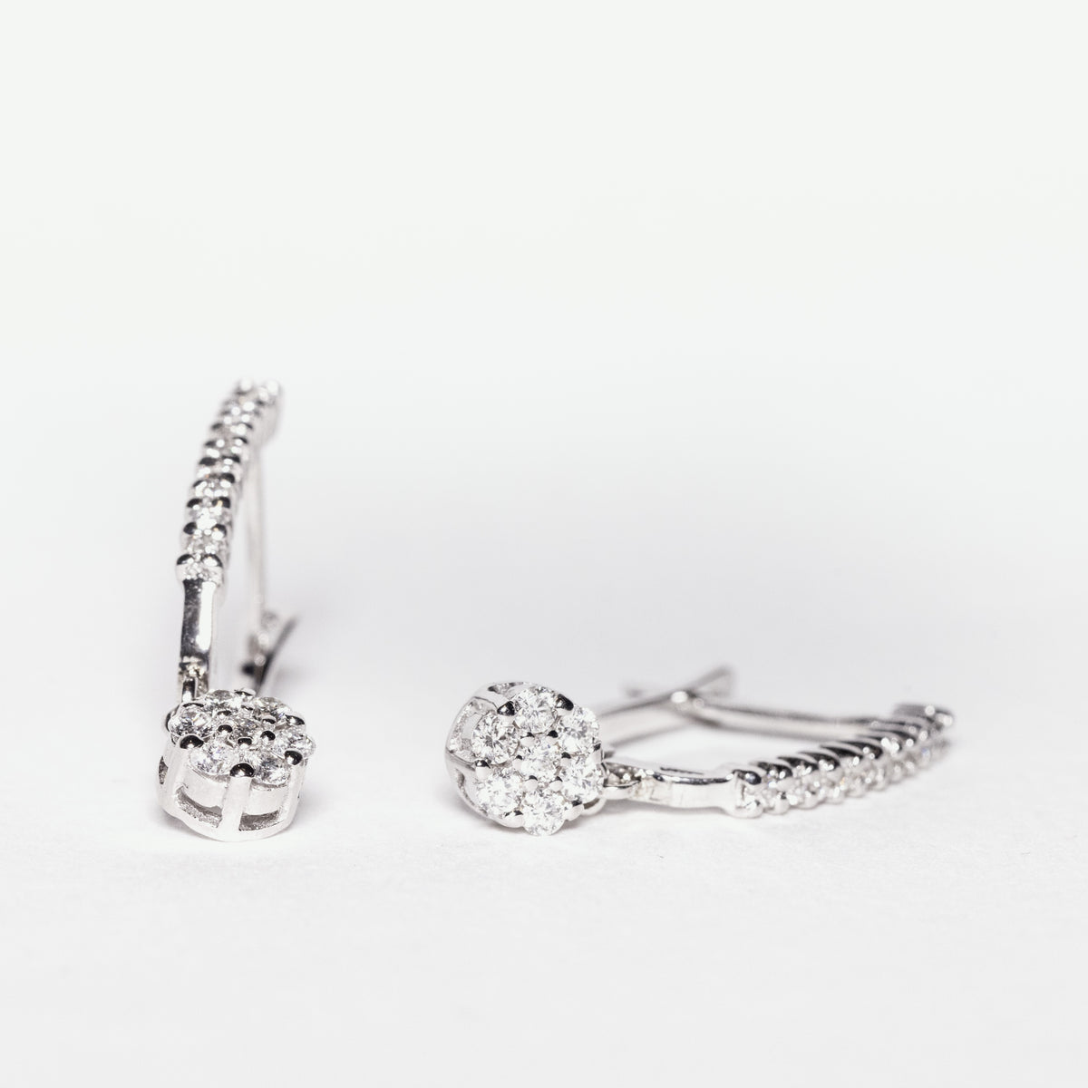 18kt white gold earrings with diamond pavé