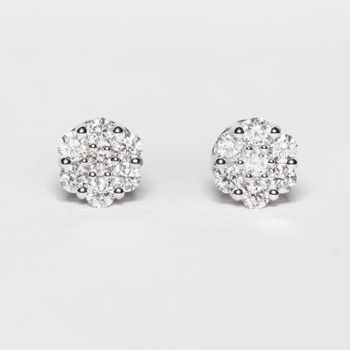 18kt white gold earrings with diamond pavé