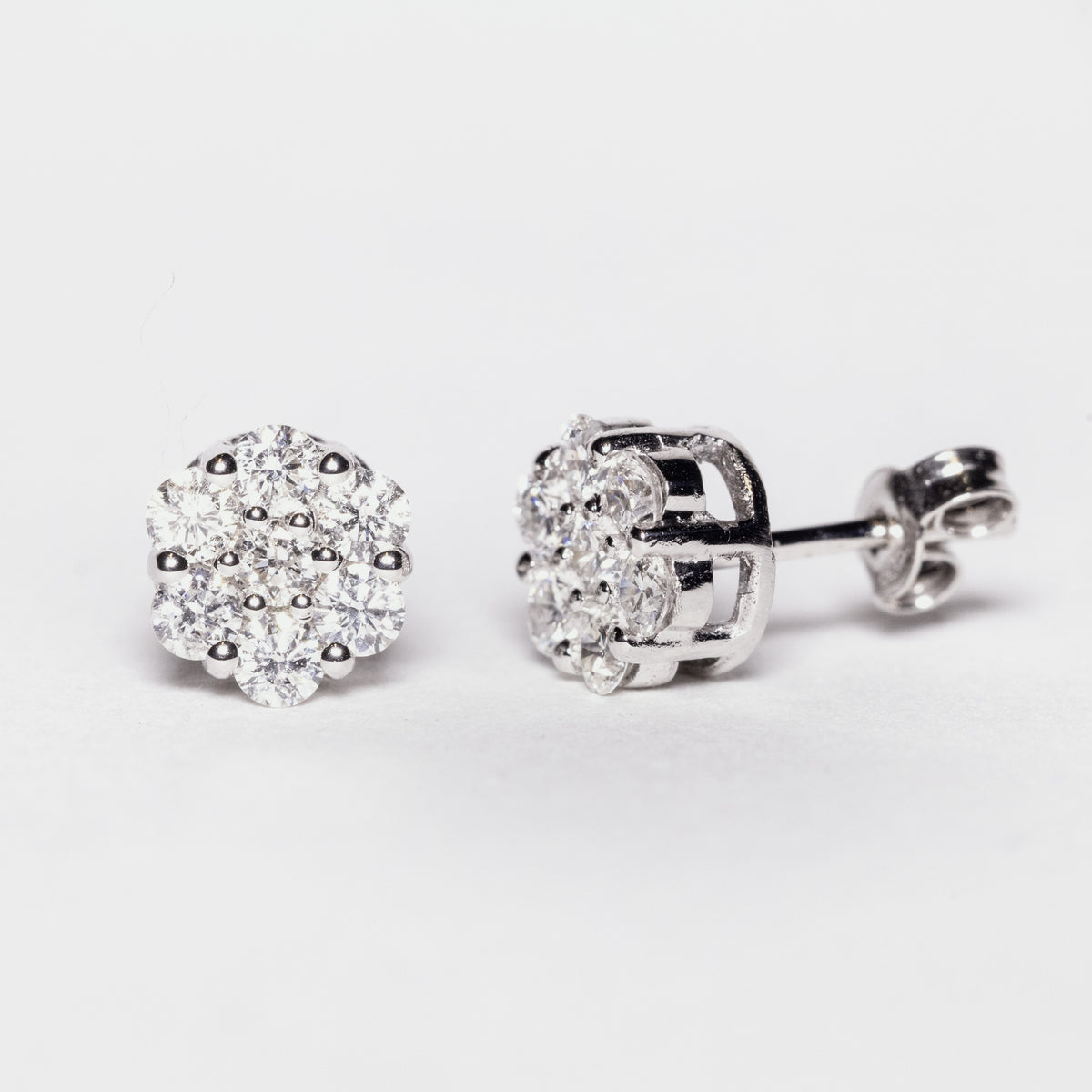 18kt white gold earrings with diamond pavé
