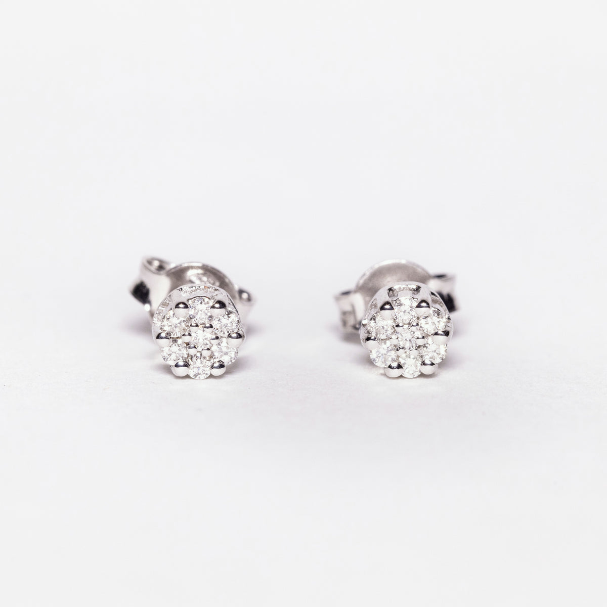 18kt white gold earrings with diamond pavé
