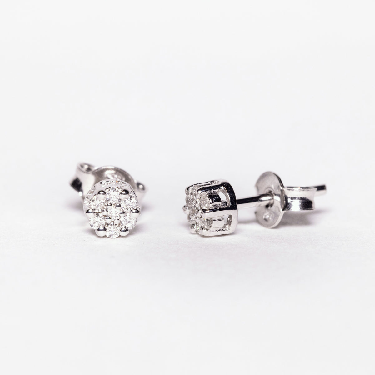 18kt white gold earrings with diamond pavé