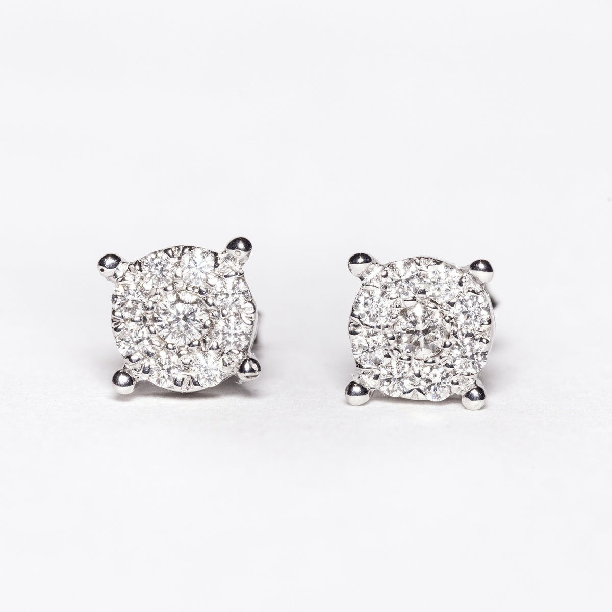 18kt white gold earrings with diamond pavé