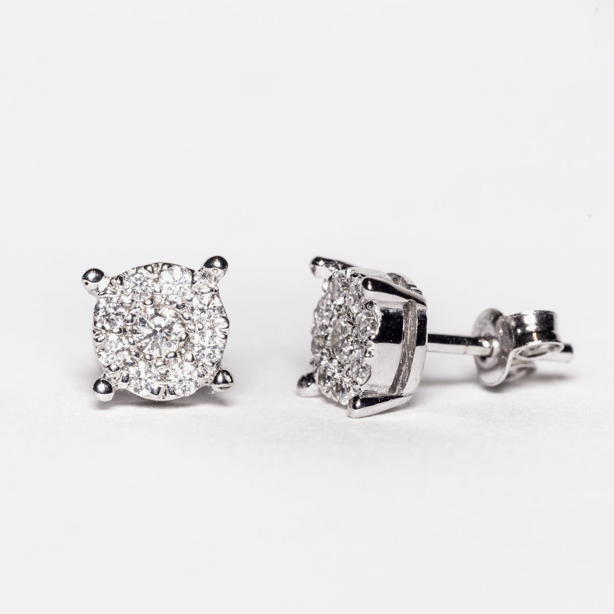 18kt white gold earrings with diamond pavé