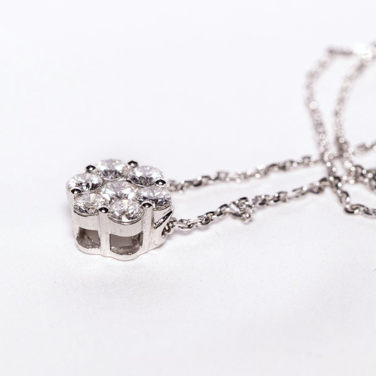 18kt white gold necklace with 0.68kt pave pendant