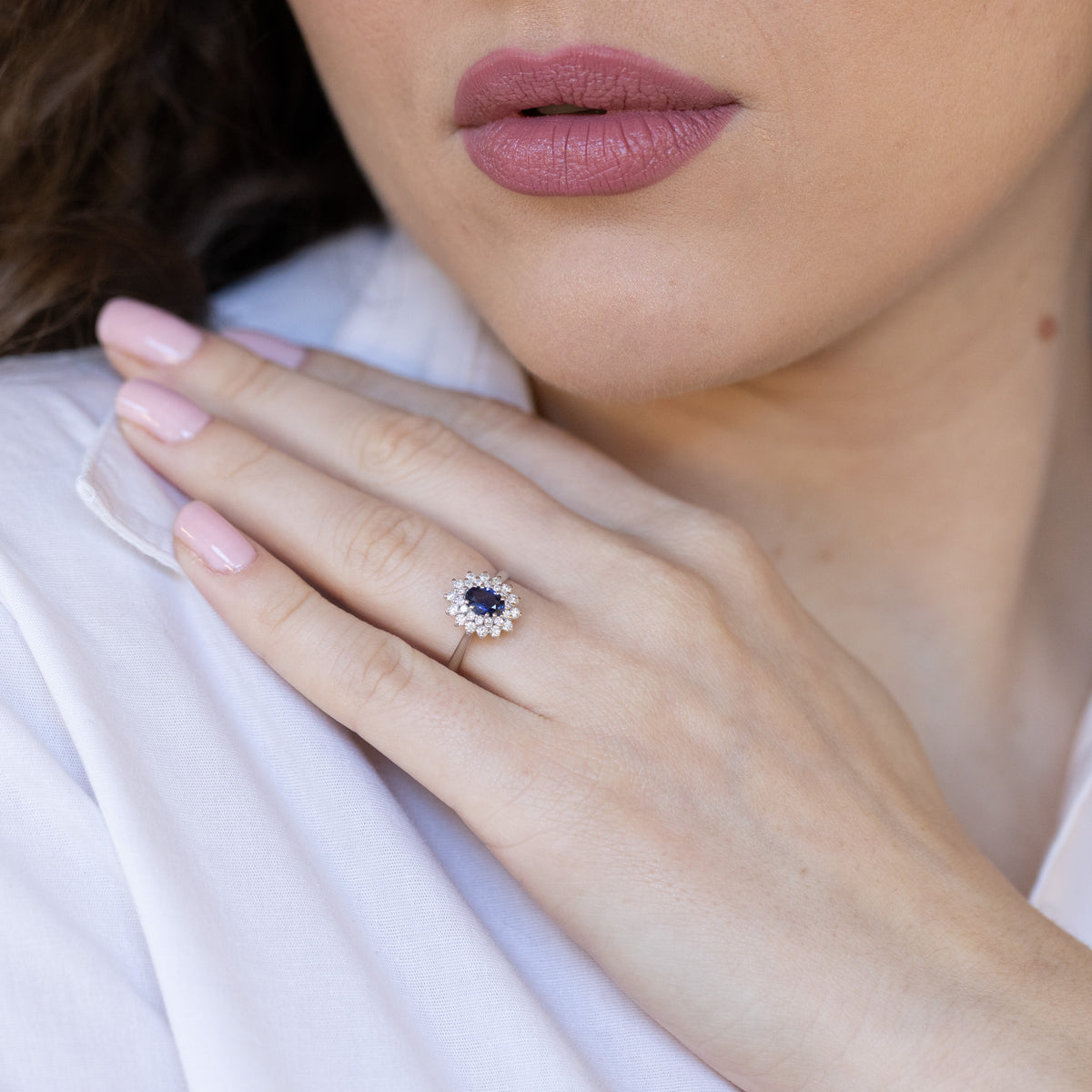 18kt white gold ring with sapphire and double row of diamonds